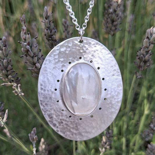 Collier en Argent Massif martelé et Nacre blanche