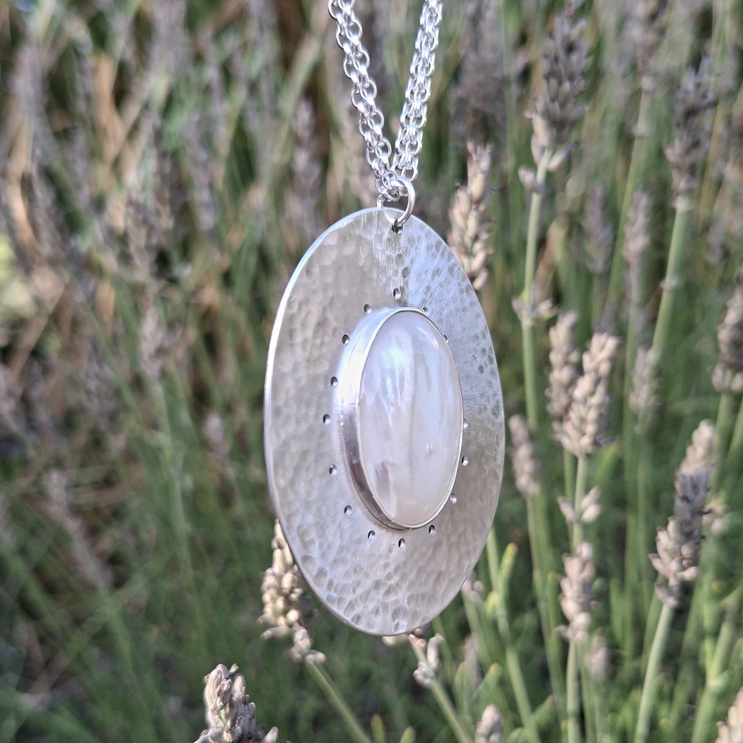 Collier en Argent Massif martelé et Nacre blanche