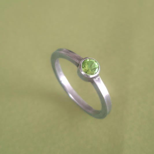 Bague en Argent Massif sertie d'un Péridot