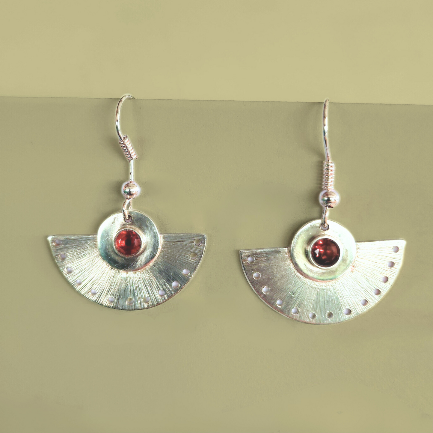 Boucles d'oreilles Penelope serties de grenats rouges