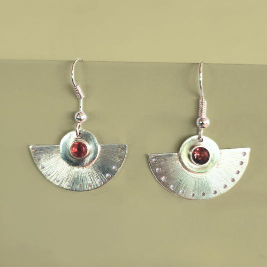 Boucles d'oreilles Penelope serties de grenats rouges