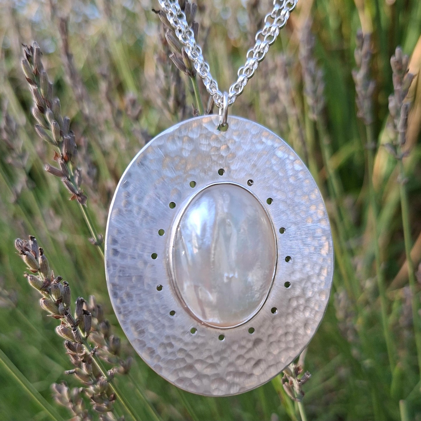 Collier en Argent Massif martelé et Nacre blanche