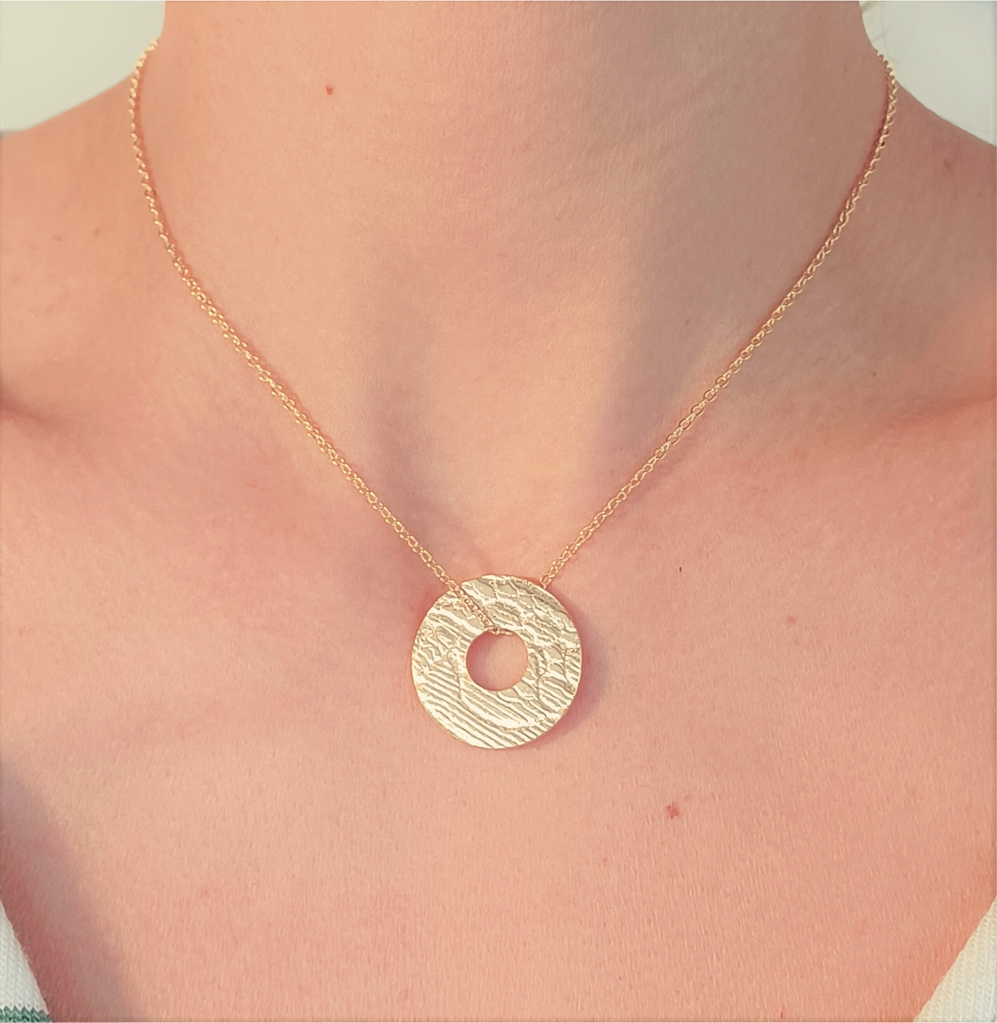 Collier en Plaqué Or avec pendentif double face, motif dentelle