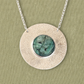 Collier en argent massif texturé et Émeraude naturelle