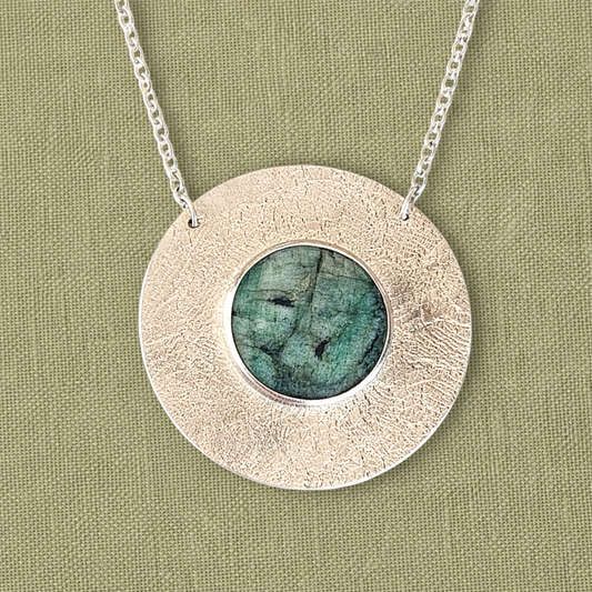 Collier en argent massif texturé et Émeraude naturelle