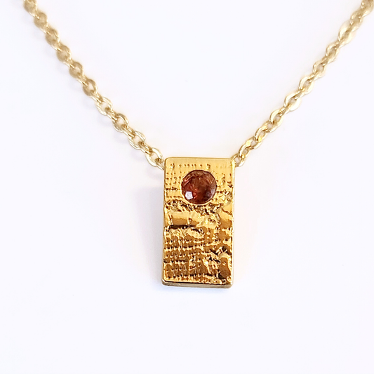 Collier en Plaqué Or serti d'un grenat, motif dentelle