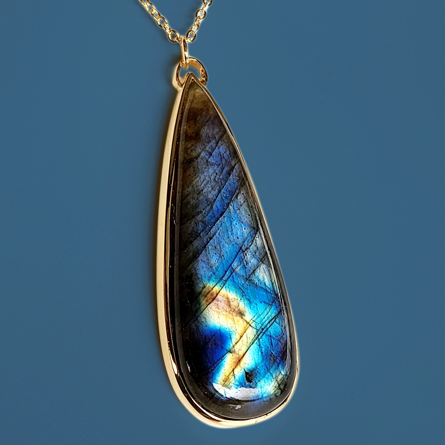 Collier en Plaqué Or, serti d'une Labradorite. Pièce unique