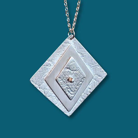 Collier en argent massif, losanges texturés. Pièce unique
