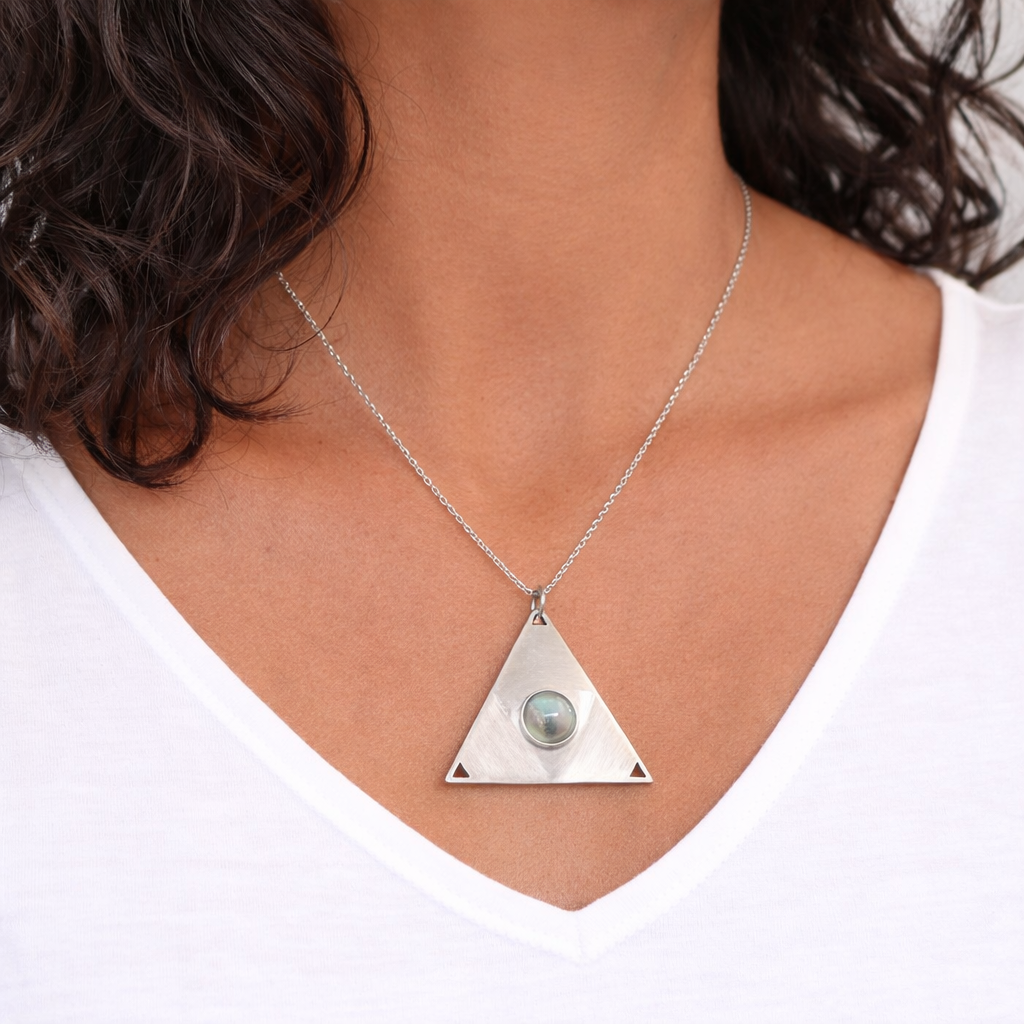 Collier en Argent serti d'une Nacre Grise