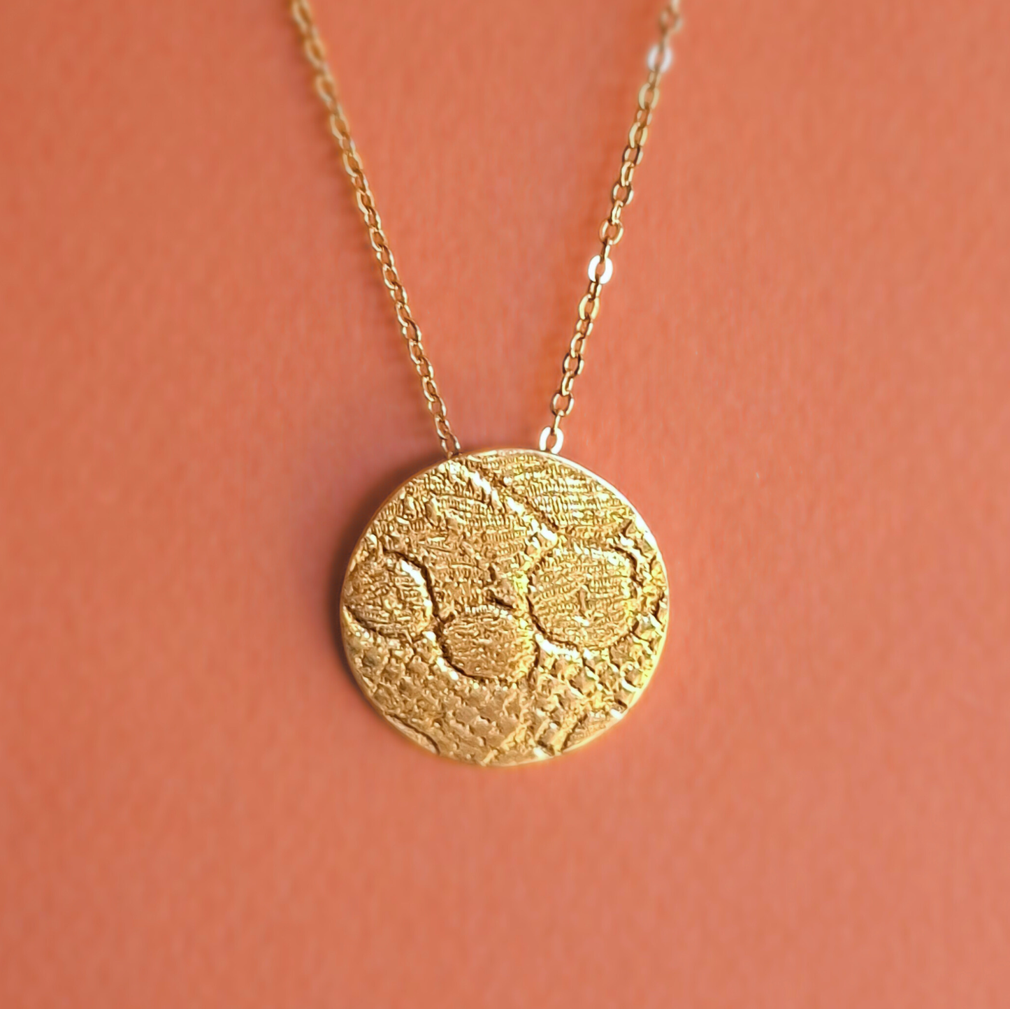 Collier Pastille en Plaqué Or, motif dentelle