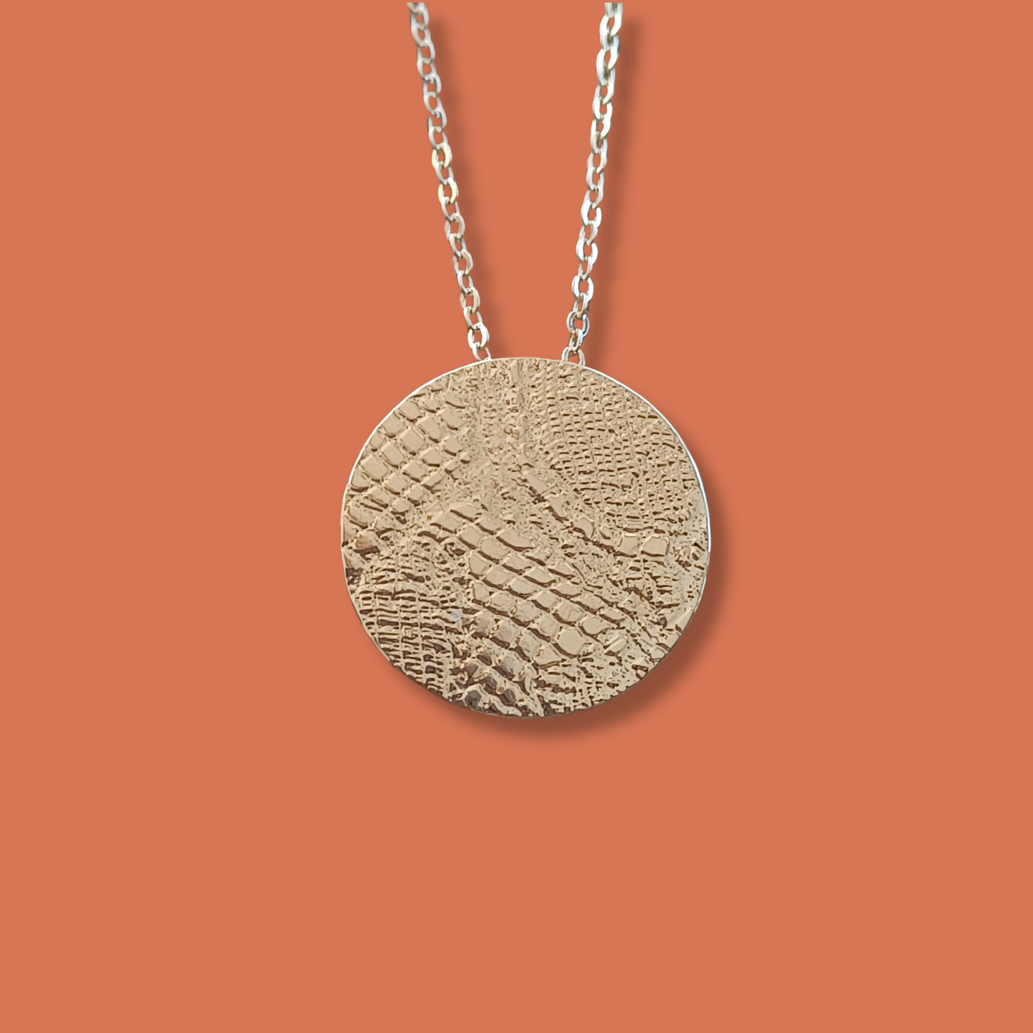 Collier Pastille en Plaqué Or, motif dentelle