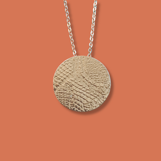 Collier Pastille en Plaqué Or, motif dentelle
