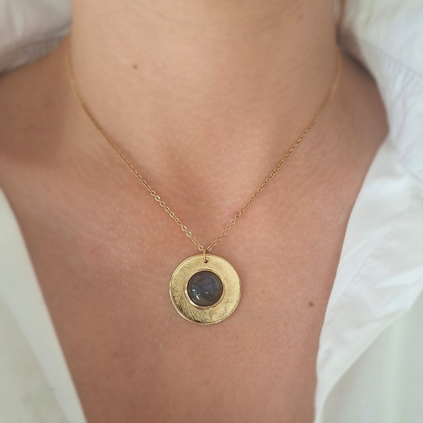 Collier Patricia plaqué or serti d'une Labradorite