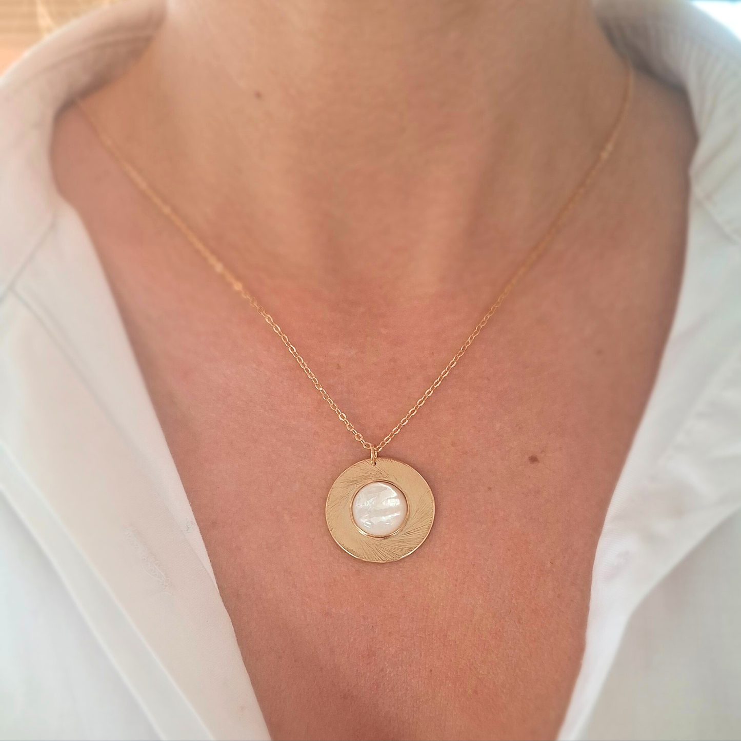 Collier Patricia plaqué or serti d'une pierre d'une nacre blanche