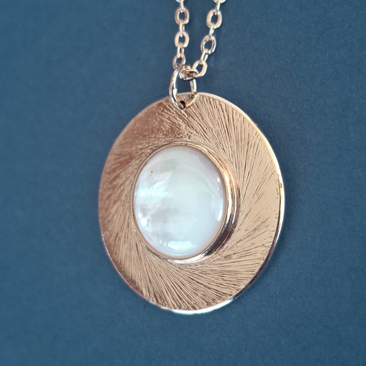 Collier Patricia plaqué or serti d'une pierre d'une nacre blanche