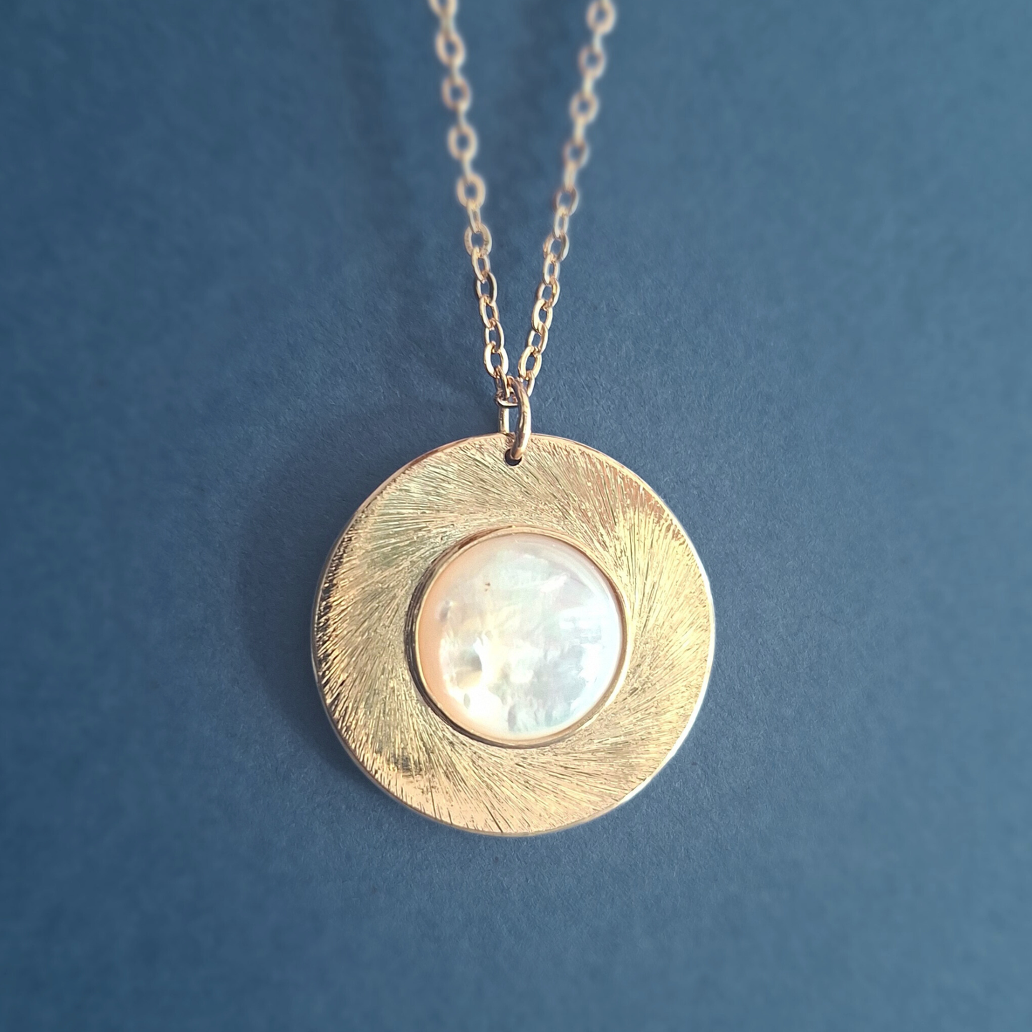 Collier Patricia plaqué or serti d'une pierre d'une nacre blanche