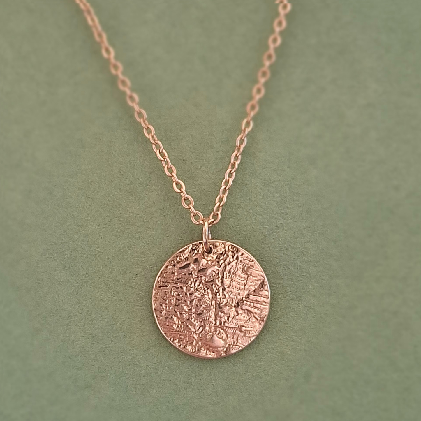 Collier petite Pastille en Plaqué Or, motif dentelle