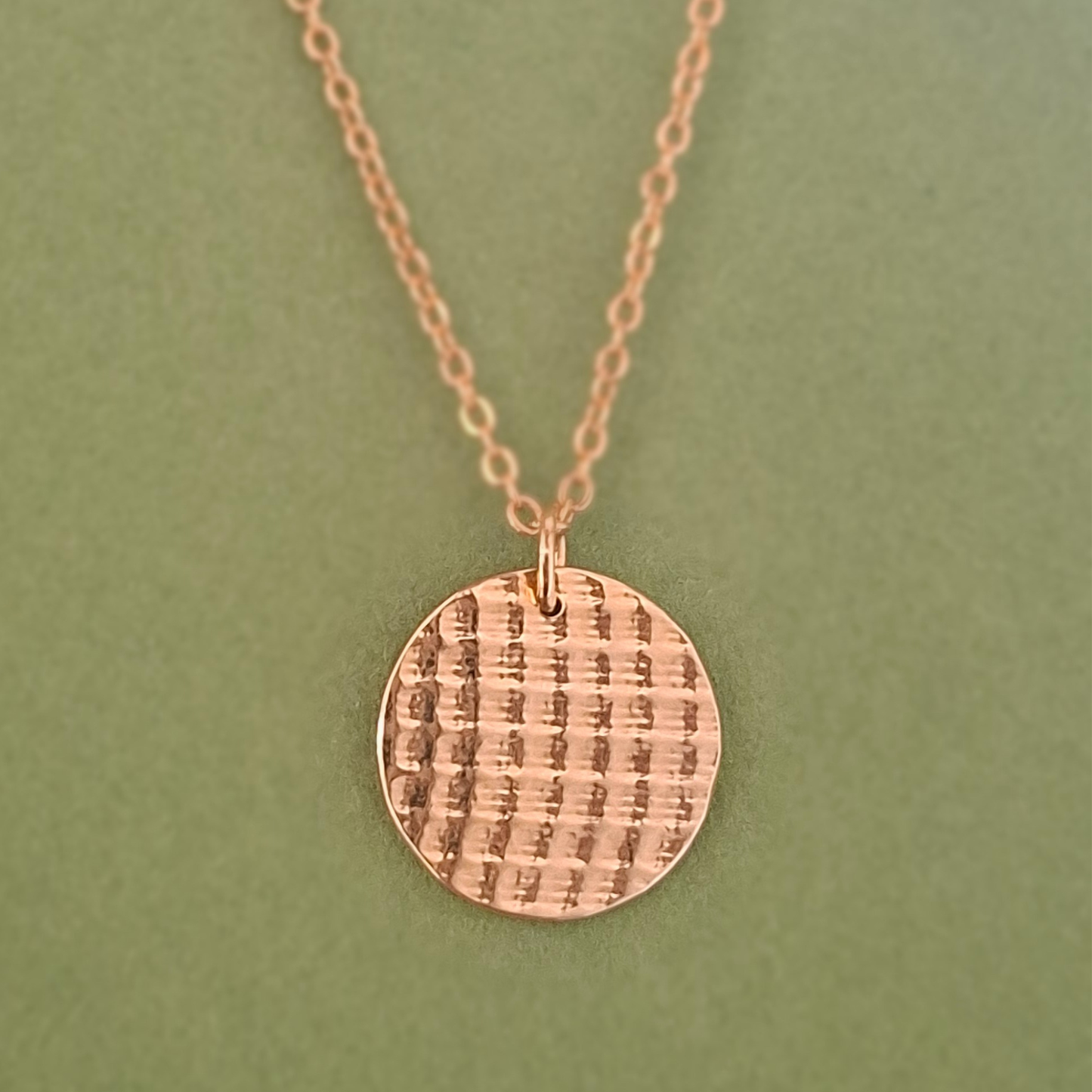 Collier petite Pastille en Plaqué Or, motif dentelle