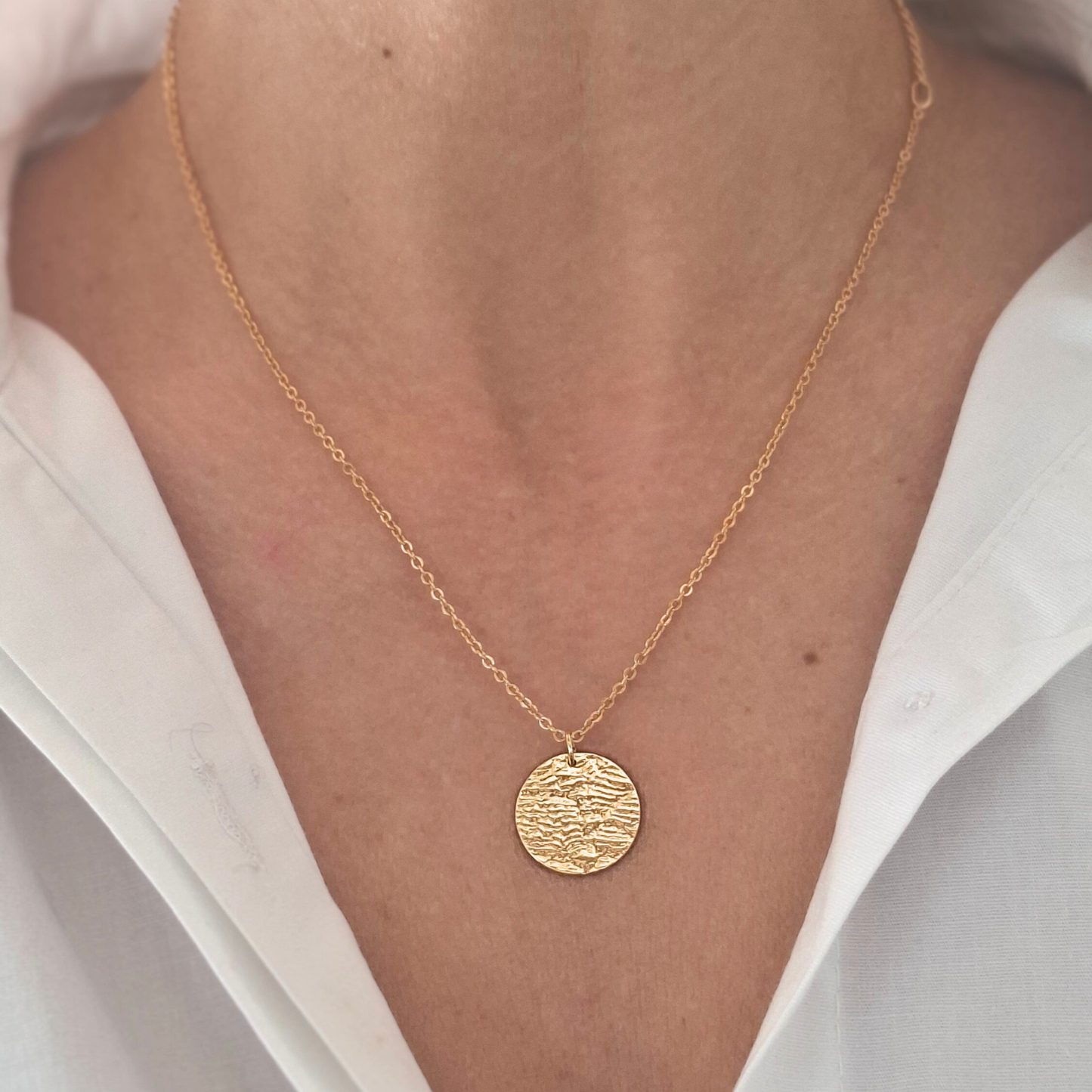 Collier petite Pastille en Plaqué Or, motif dentelle