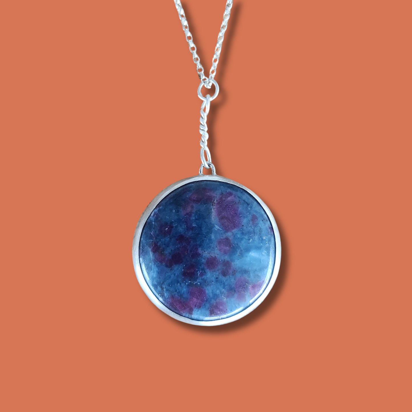 Collier en Argent Massif et Rubis sur Cyanite. Pièce unique