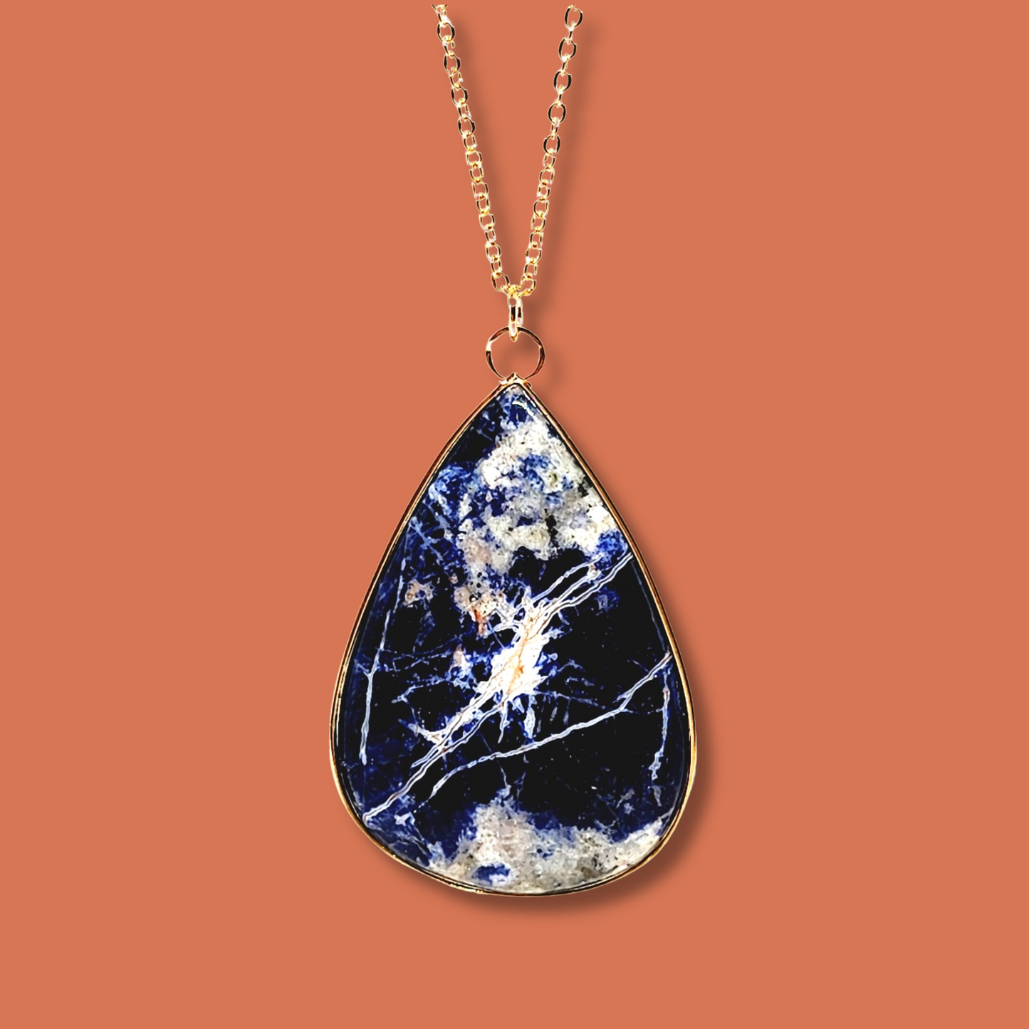 Collier en plaqué or et Sodalite . Pièce unique