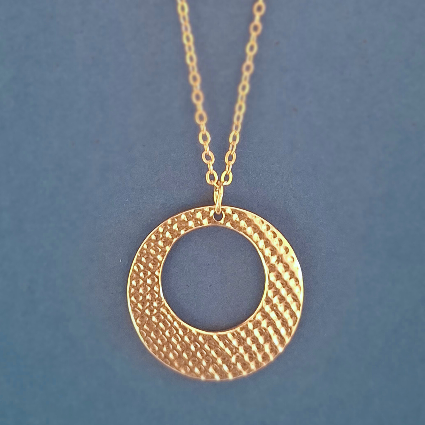 Collier ajouré en Plaqué Or double face, motif dentelle
