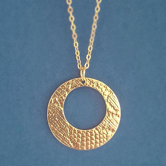 Collier ajouré en Plaqué Or double face, motif dentelle