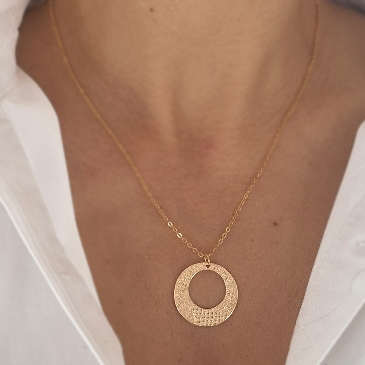 Collier ajouré en Plaqué Or double face, motif dentelle