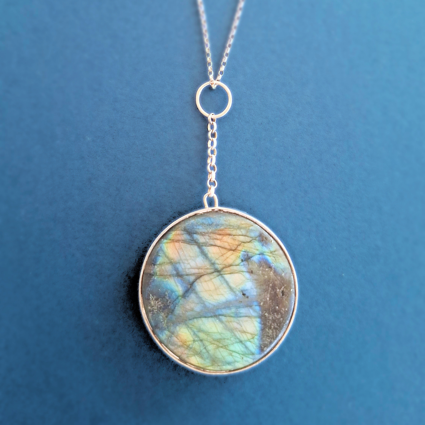 Collier Sautoir en Argent Massif et Labradorite multi-feux. Pièce unique