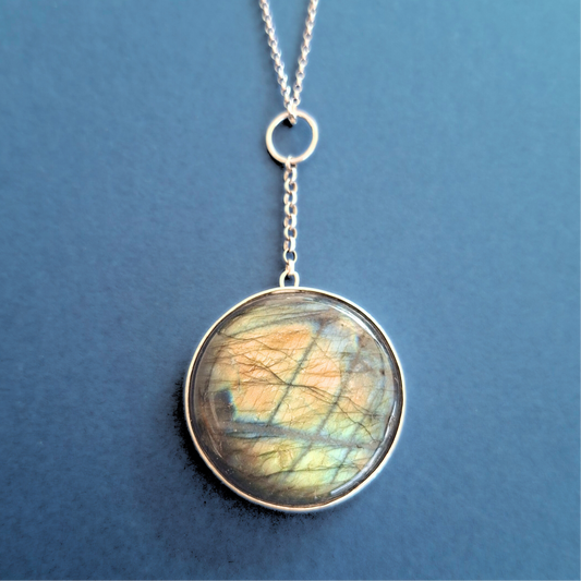Collier Sautoir en Argent Massif et Labradorite multi-feux. Pièce unique