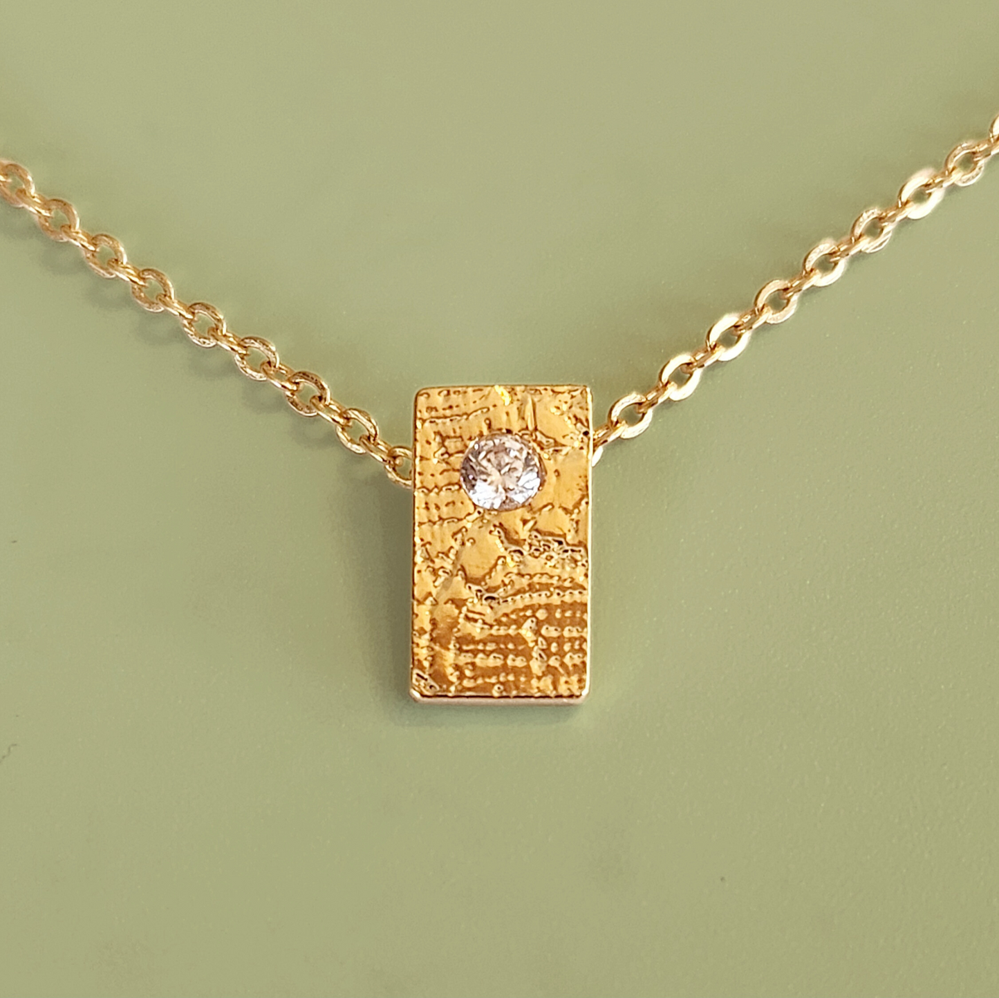Collier en Plaqué Or serti d'un zircon, motif dentelle