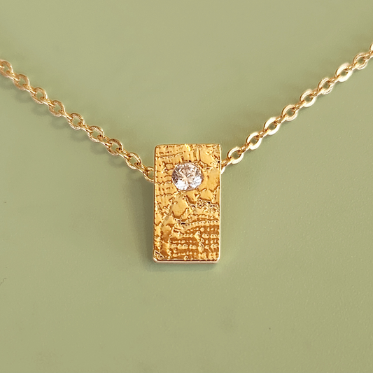 Collier en Plaqué Or serti d'un zircon, motif dentelle