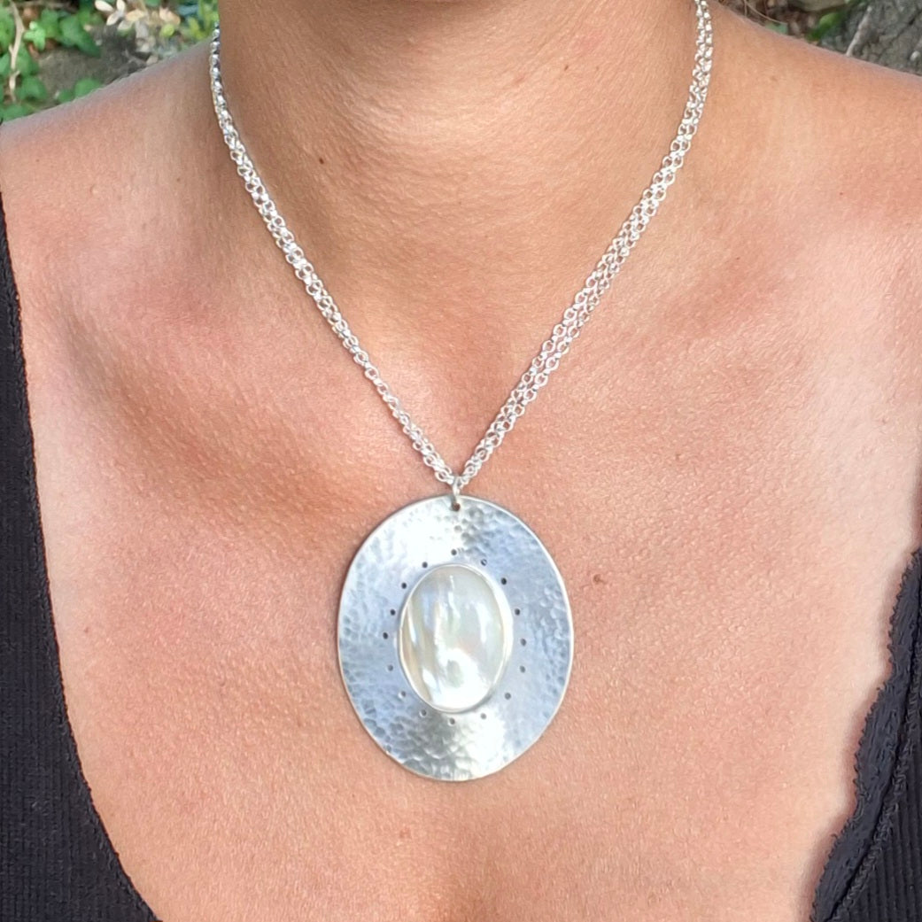 Collier en Argent Massif martelé et Nacre blanche