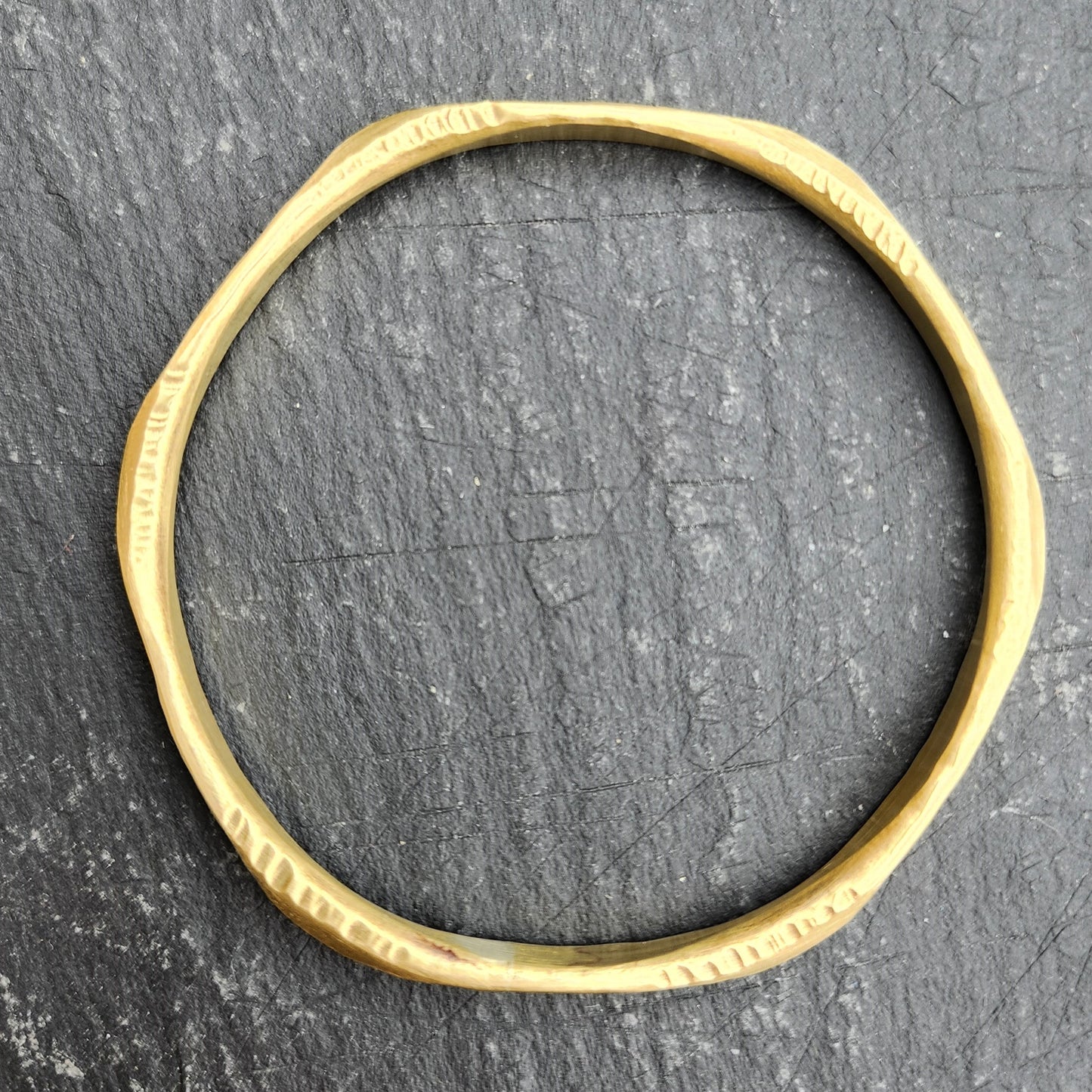 Bracelet Jonc Julie en laiton martelé