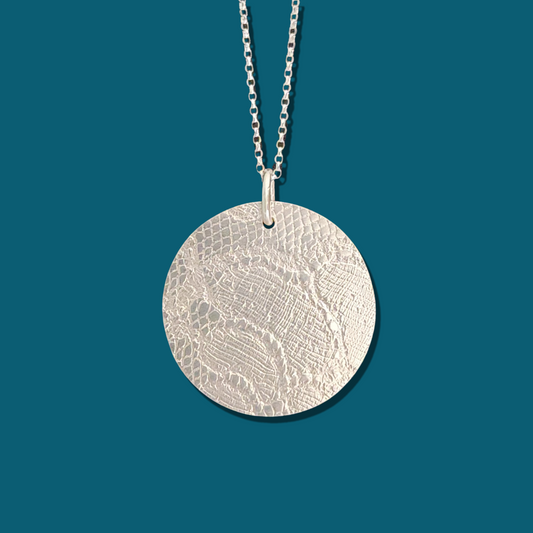 Collier sautoir en Argent Massif avec médaillon, motif dentelle