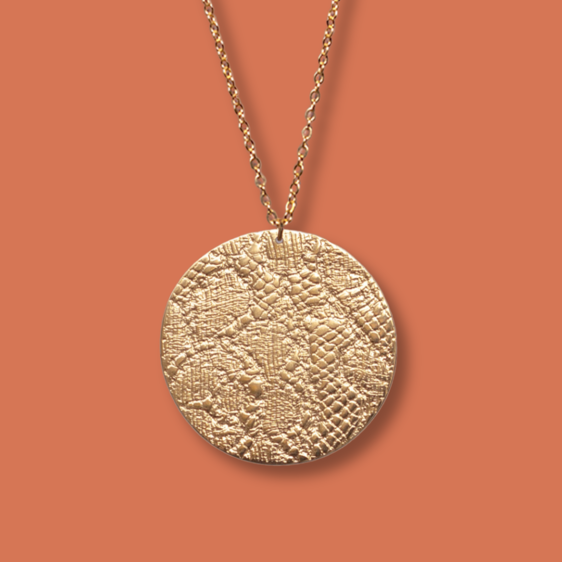 Collier Sautoir en Plaqué Or motif dentelle