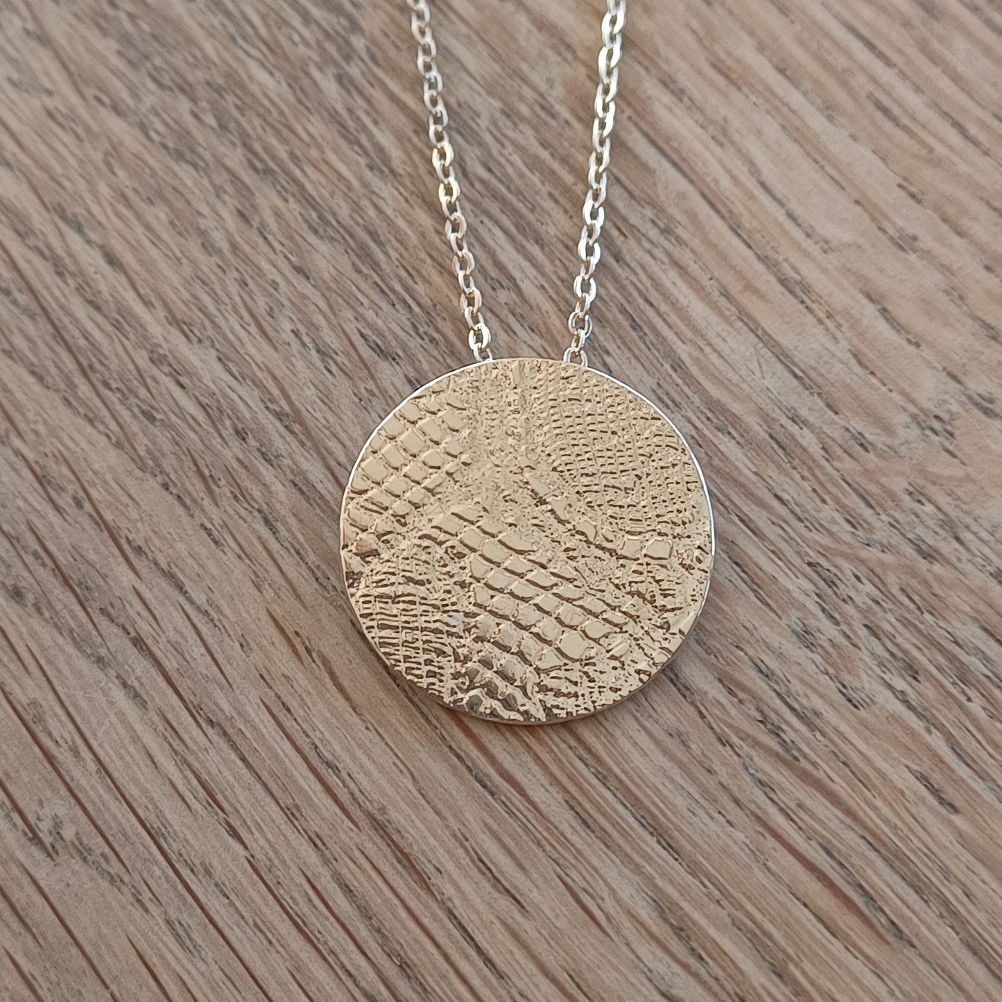 Collier en Plaqué Or avec médaillon, motif dentelle