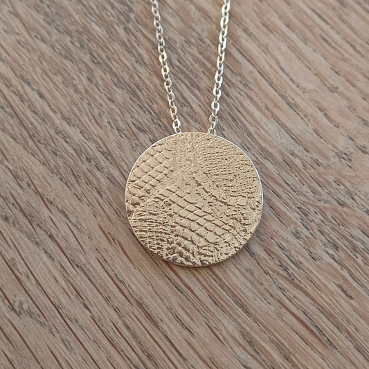 Collier en Plaqué Or avec médaillon, motif dentelle