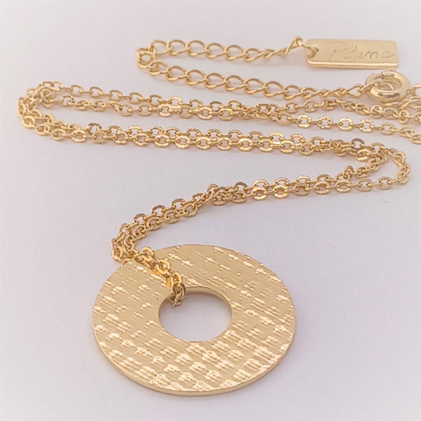 Collier en Plaqué Or avec pendentif double face, motif dentelle