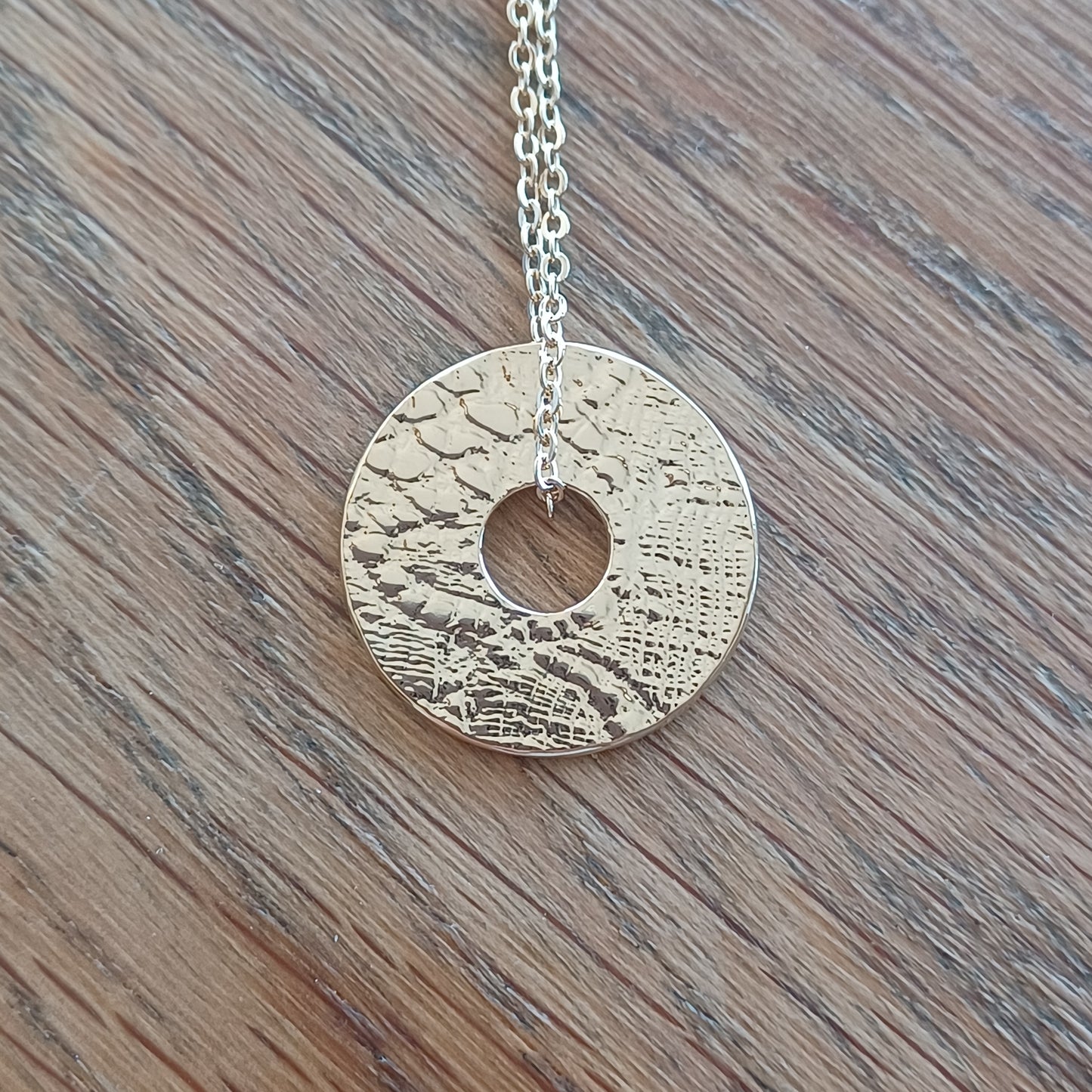 Collier en Plaqué Or avec pendentif double face, motif dentelle