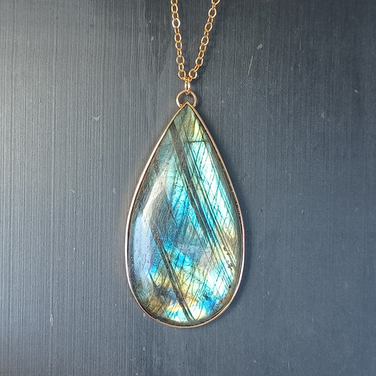 Collier en Plaqué Or, serti d'une Labradorite. Pièce unique