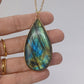 Collier en Plaqué Or, serti d'une Labradorite. Pièce unique