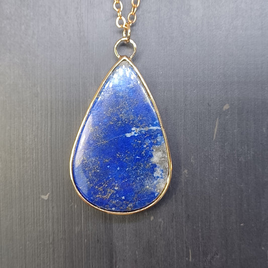 Collier en Plaqué Or, serti d'une Lapis Lazuli. Pièce unique