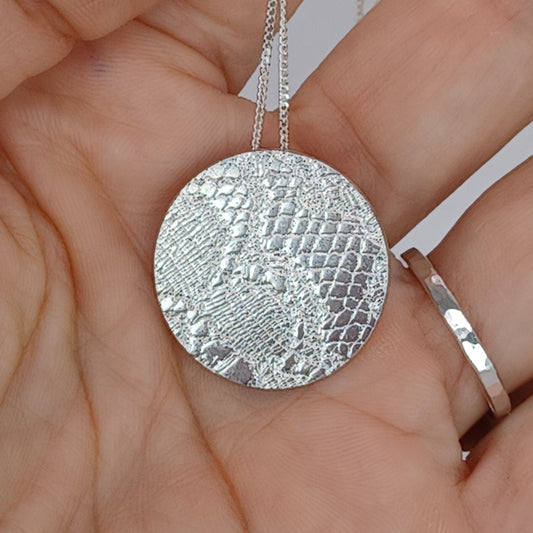 Collier en Argent Massif avec médaillon, motif dentelle