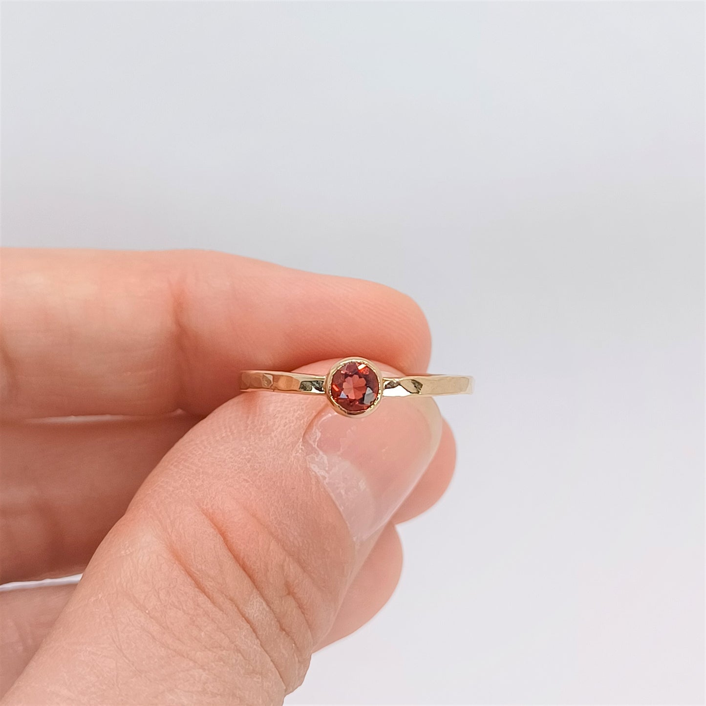 Bague en Plaqué Or sertie d'un Grenat