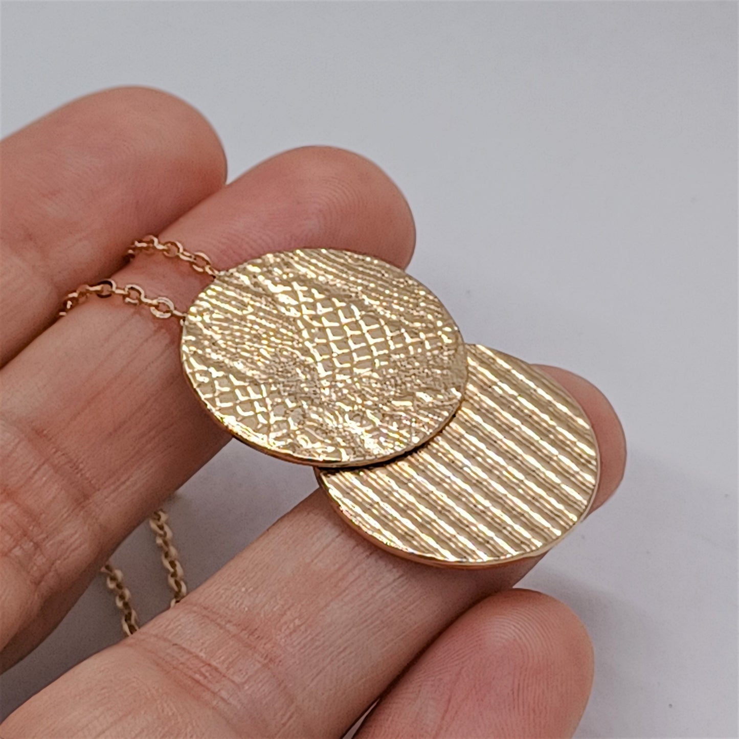 Collier en Plaqué Or avec pendentif, motifs dentelle