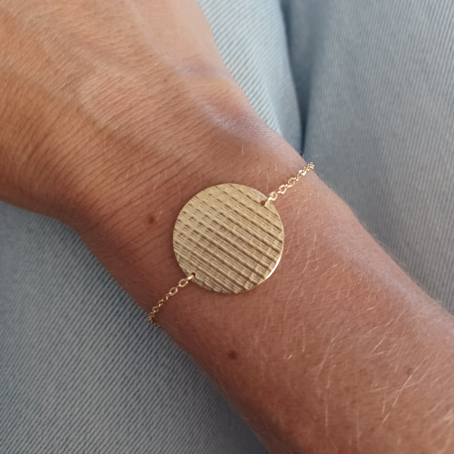 Bracelet médaille en Plaqué Or, motif dentelle