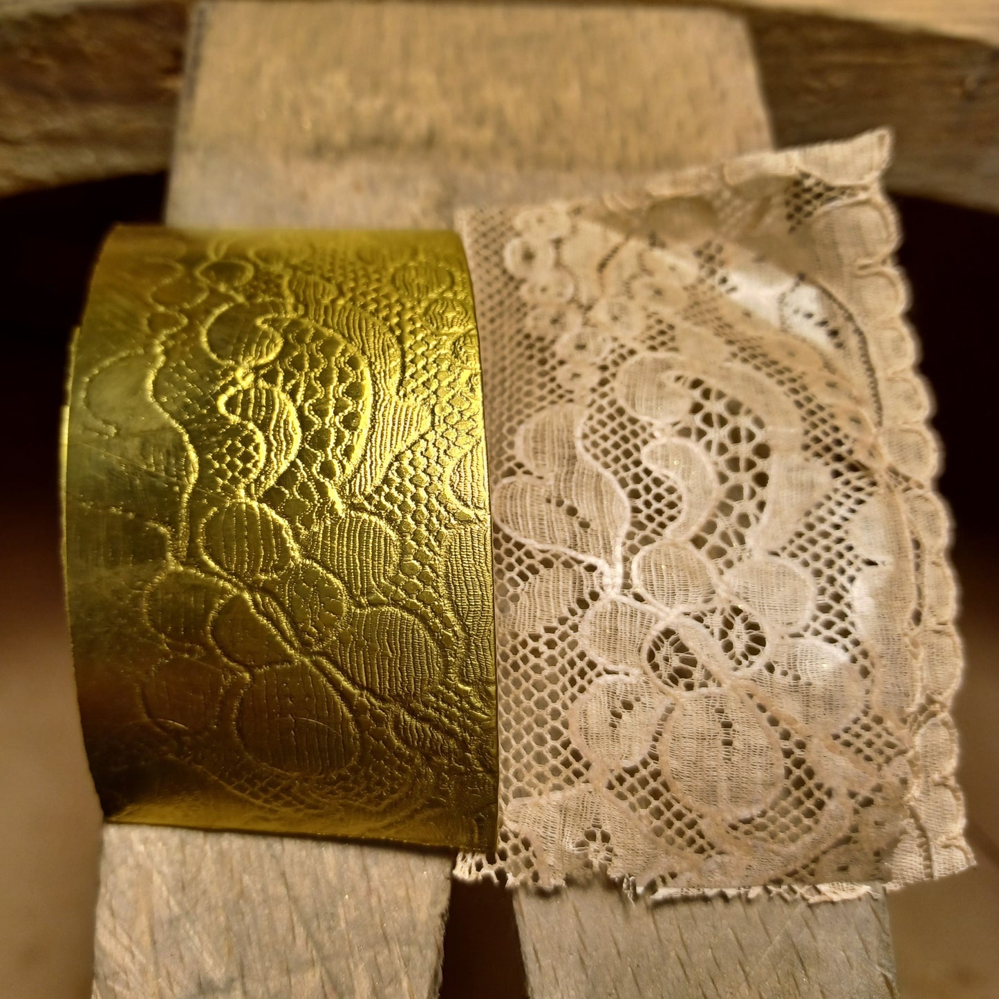 Bracelet médaille en Plaqué Or, motif dentelle