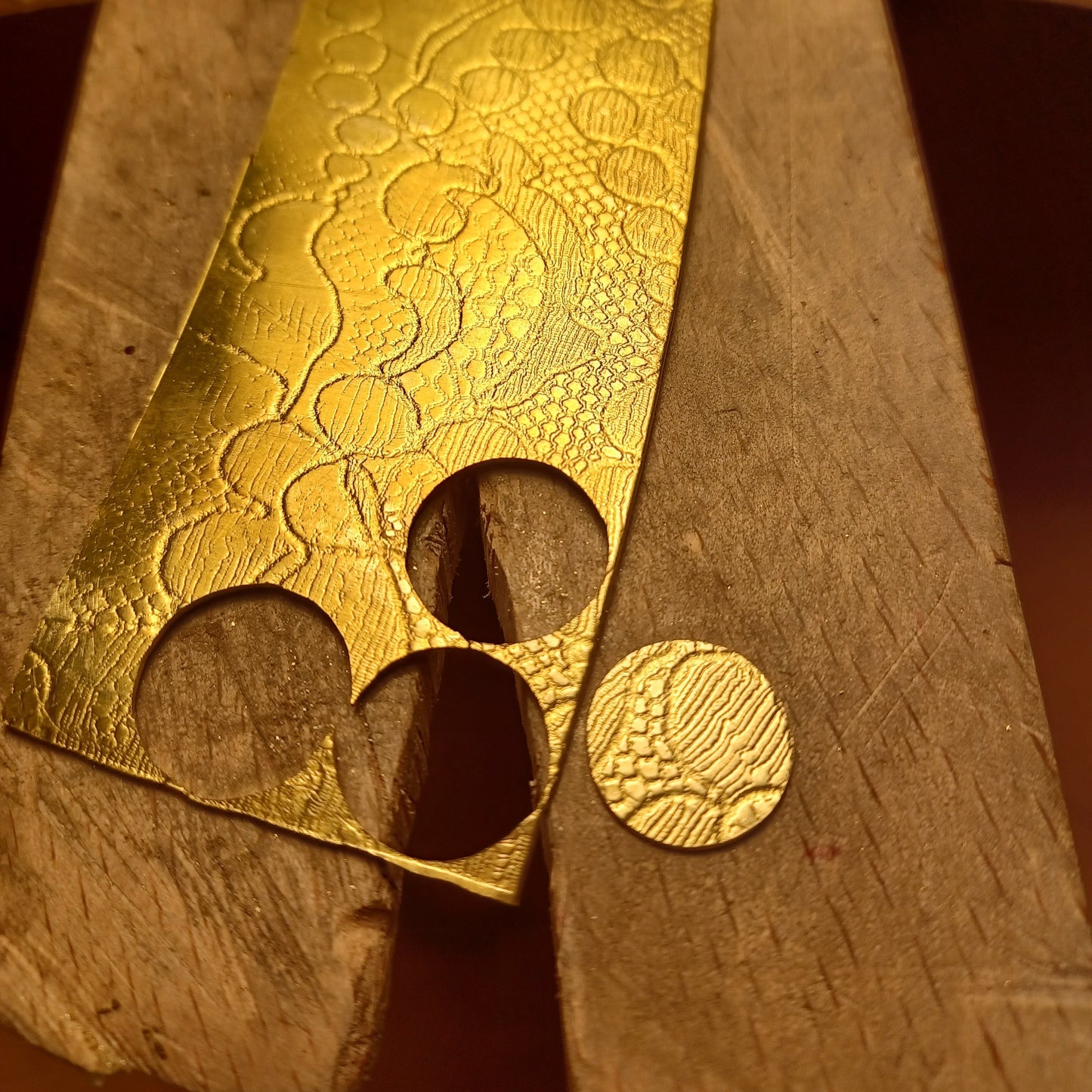 Bracelet médaille en Plaqué Or, motif dentelle