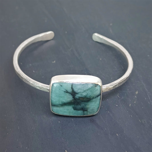 Bracelet Jonc ouvert en Argent Massif et Emeraude naturelle. Pièce unique